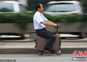 Китайский умелец собрал электрический чемодан-мопед 