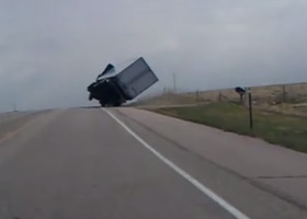 Видео дня: дальнобойщик спас грузовик от опрокидывания