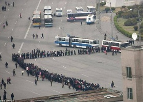 Фото дня: гигантская очередь на троллейбус в Северной Корее