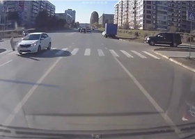 Женщина-водитель на зебре сбила пешехода (видео)