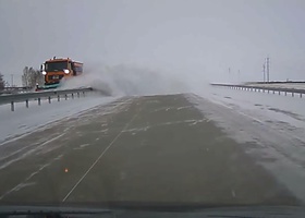 Как не надо очищать трассу от снега - опыт Казахстана