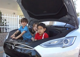Tesla Model S и детский сад
