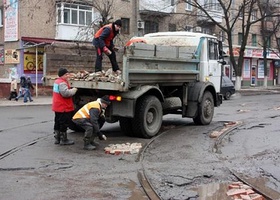 Кирпичный ремонт дорог на Донбассе