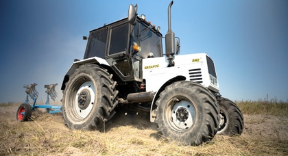 Группа компаний АИС испытала первый в Украине трактор Belarus с газодизельным двигателем