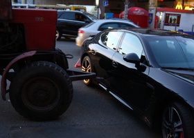 В центре Киева трактор врезался в Porsche Panamera