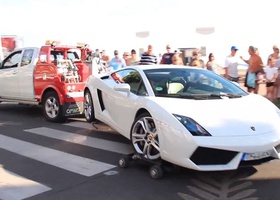 Беспощадный французский эвакуатор и Lamborghini Gallardo (видео)