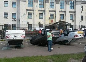 В Киеве возле посольства РФ перевернули несколько автомобилей (фото)