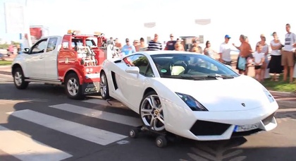 Беспощадный французский эвакуатор и Lamborghini Gallardo (видео)