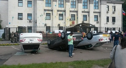 В Киеве возле посольства РФ перевернули несколько автомобилей (фото)