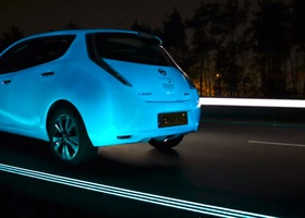 Святящийся в темноте электромобиль на люминесцентной трассе (видео)